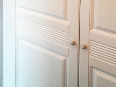 Фактура дверей шкафа соответствует интерьеру квартиры