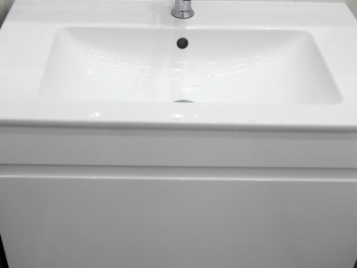 Глянцевый итальянский лак создает достаточную защиту мебели в ванной комнате