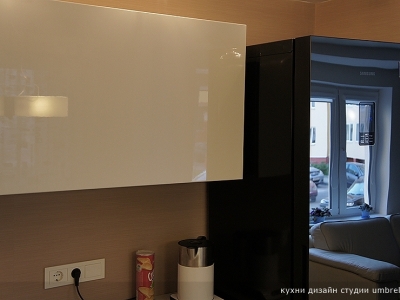 холодильник со стеклянной поверхностью значительно усиливает количество падающего света в помещении