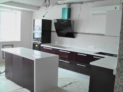 конструкция кухни позволяет свободно закончить ремонт помещения и после монтажа мебели