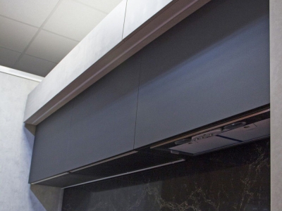 Нижние ящики кухни также как в антресоли имеют встроенную систему освещения