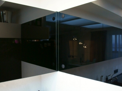 декоративная панель из стекла зрительно увеличивает пространство