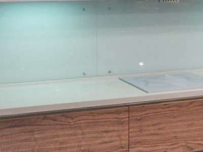 панель из стекла сочетается с отделкой шкафов blum