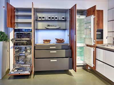 Пенальные ящики кухни встраивают всю необходимую встроенную технику