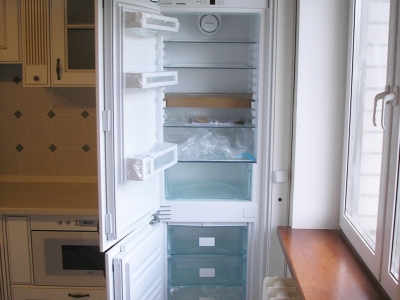 Встроенный холодильник незаменим для  планировки строго классического стиля