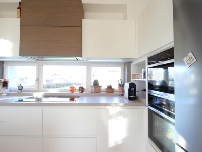 Вытяжка кухни встроена в верхний ящик кухни, что поддерживает дизайнерский  стиль кухни