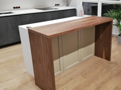 Два уровня горизонтальных поверхностей в кухне: поверхность основной рабочей столешницы, стола и барной стойки