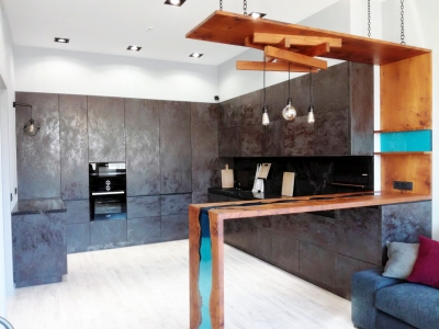 Кухня с авторской барной стойкой и керамическими фасадами Oxide Nero